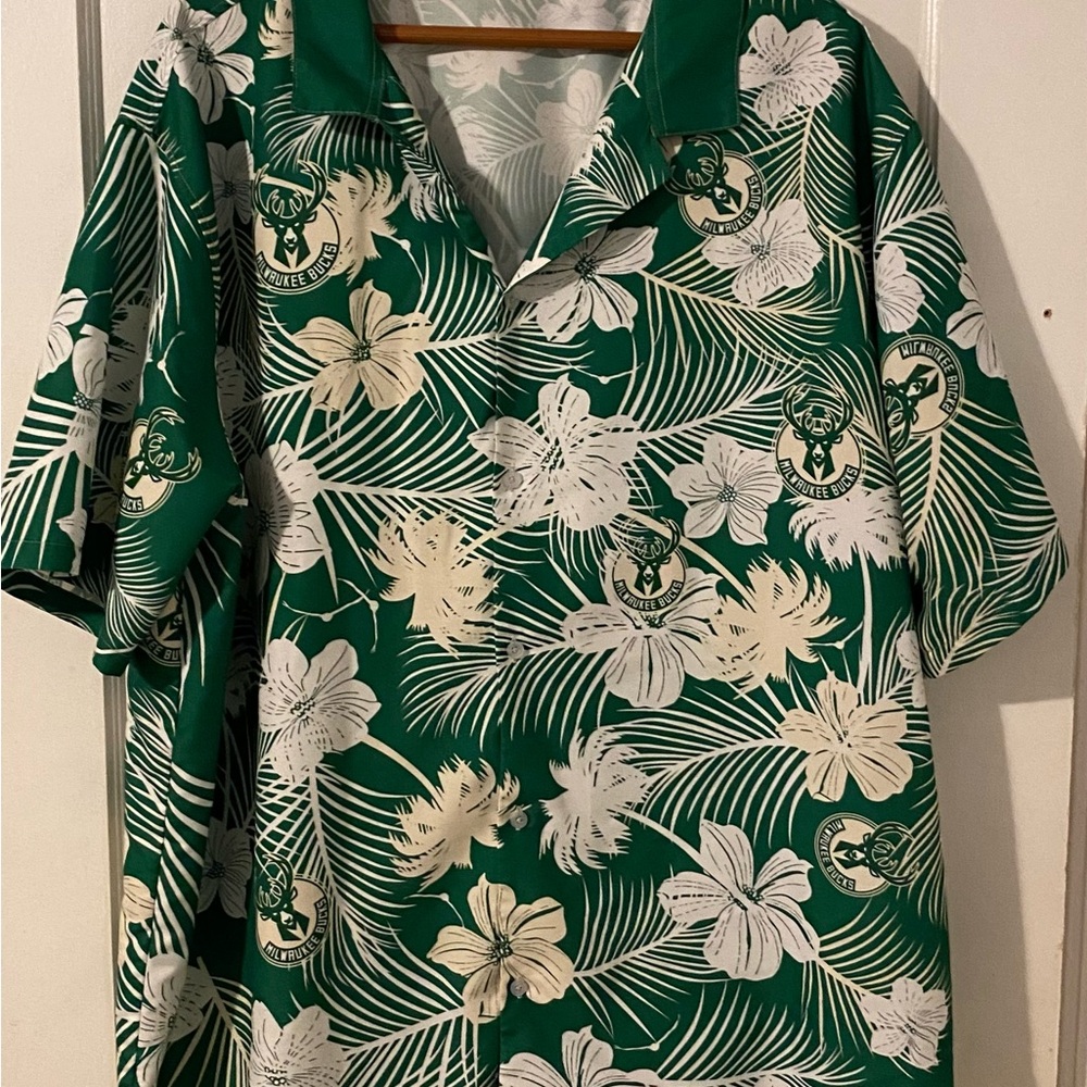 Milwaukee Bucks Men’s 2XL Hawaiian Shirt